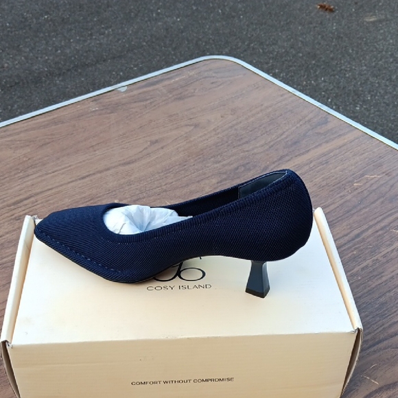 Women's Navy Heels - Picture 1 of 3
